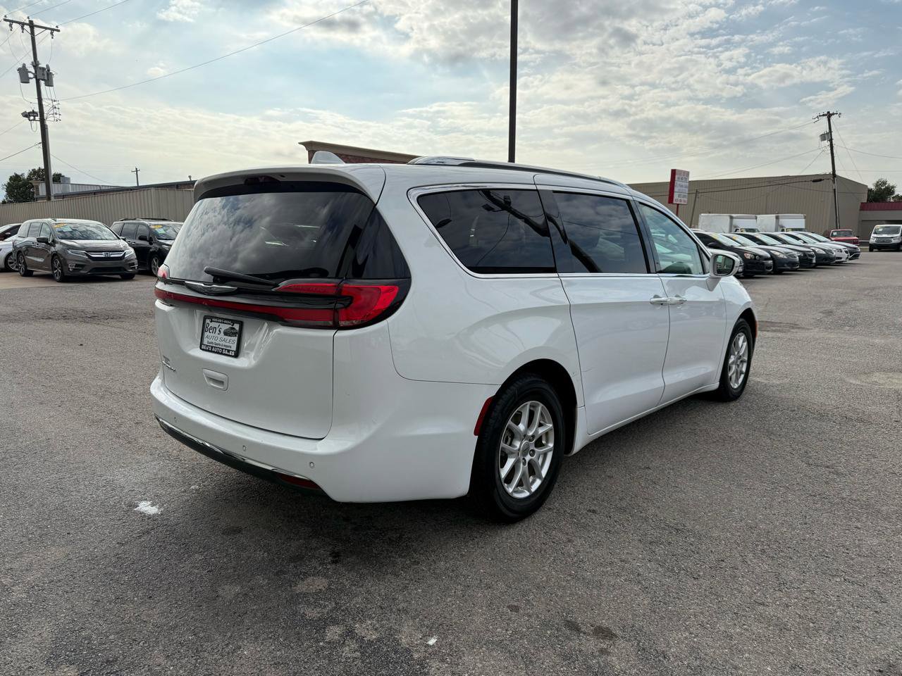 Used 2021 Chrysler Pacifica Touring-L FWD image 6