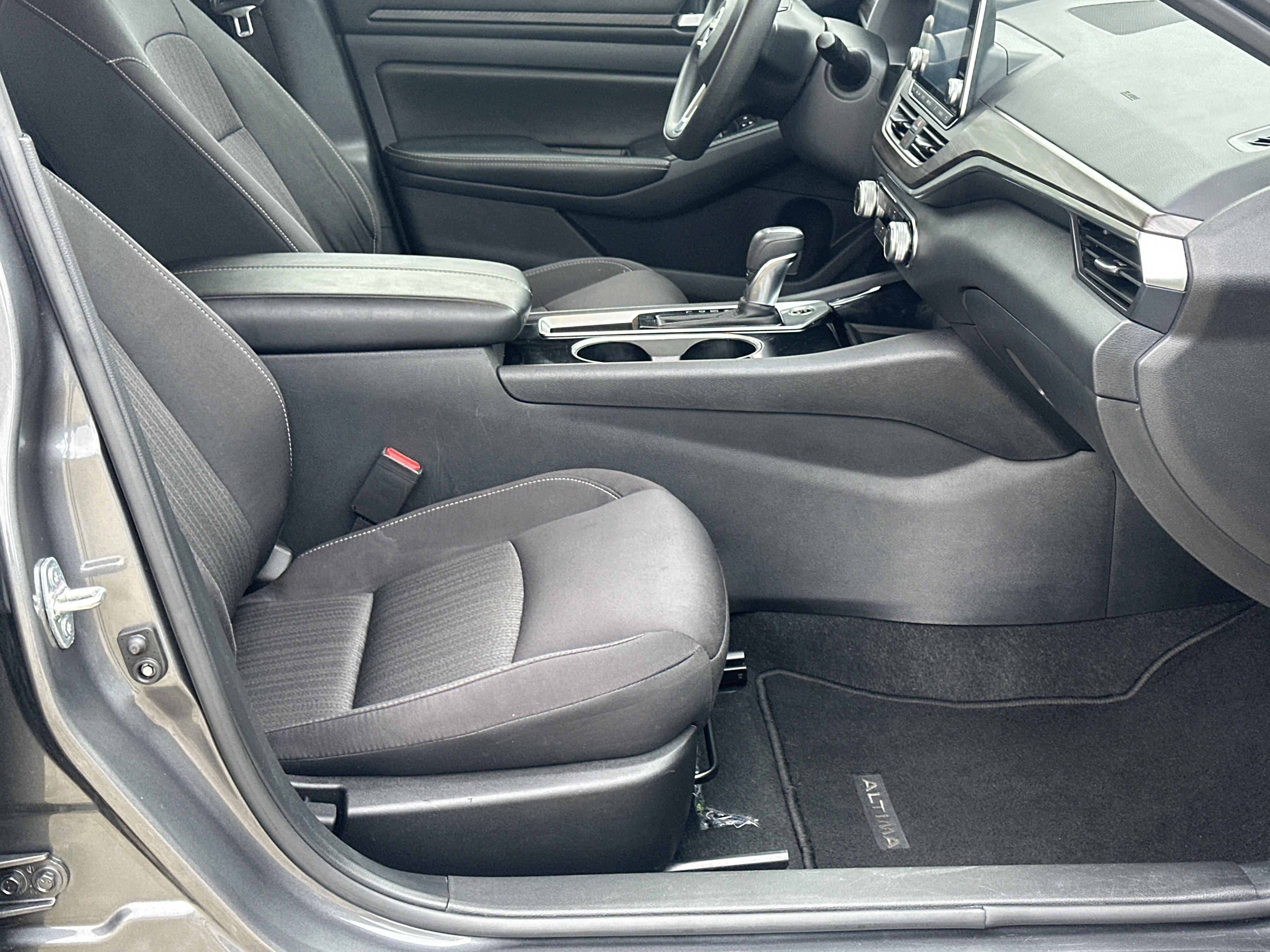 Used 2024 Nissan Altima 2.5 SV FWD image 13