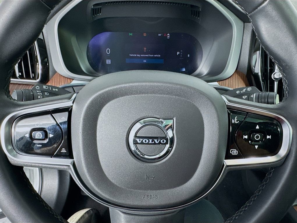 Used 2023 Volvo XC60 B5 Plus image 16