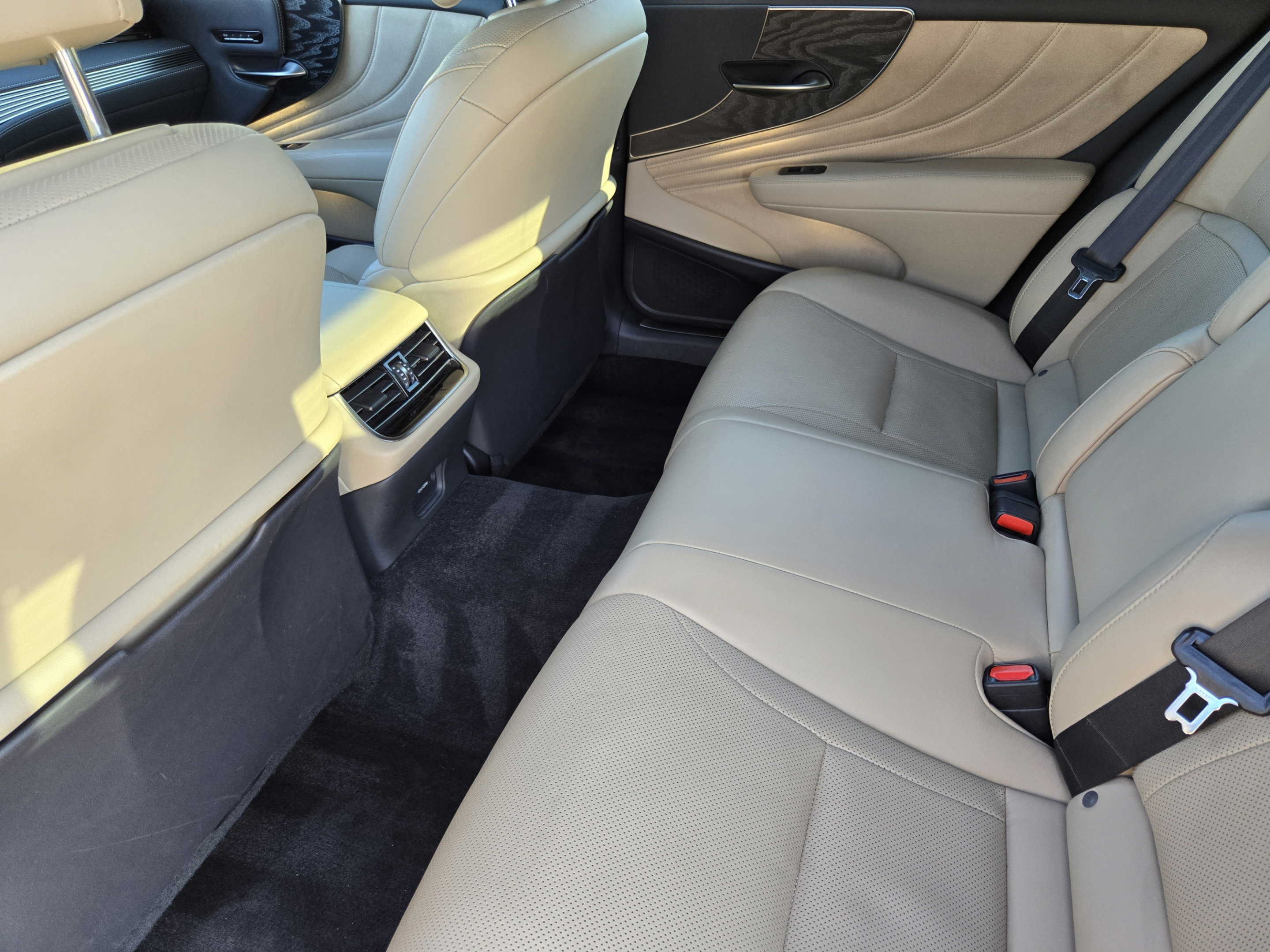 Used 2021 Lexus LS 500 w/ Accessory Package (Z2) RWD image 28