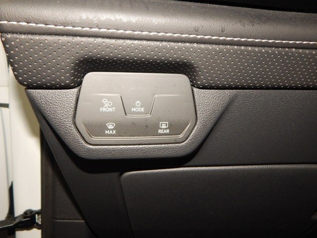 Used 2024 Volkswagen Atlas Cross Sport SE image 23