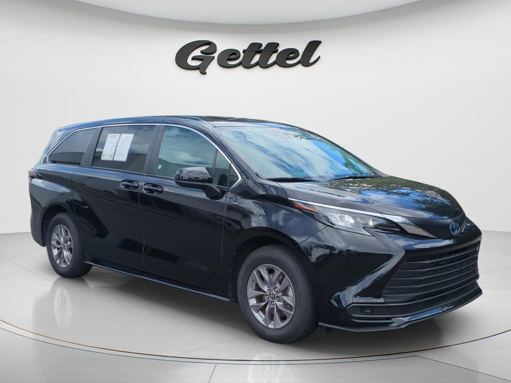 Certified 2025 Toyota Sienna LE image 2