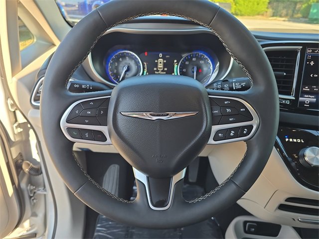 Certified 2024 Chrysler Pacifica Touring-L image 24