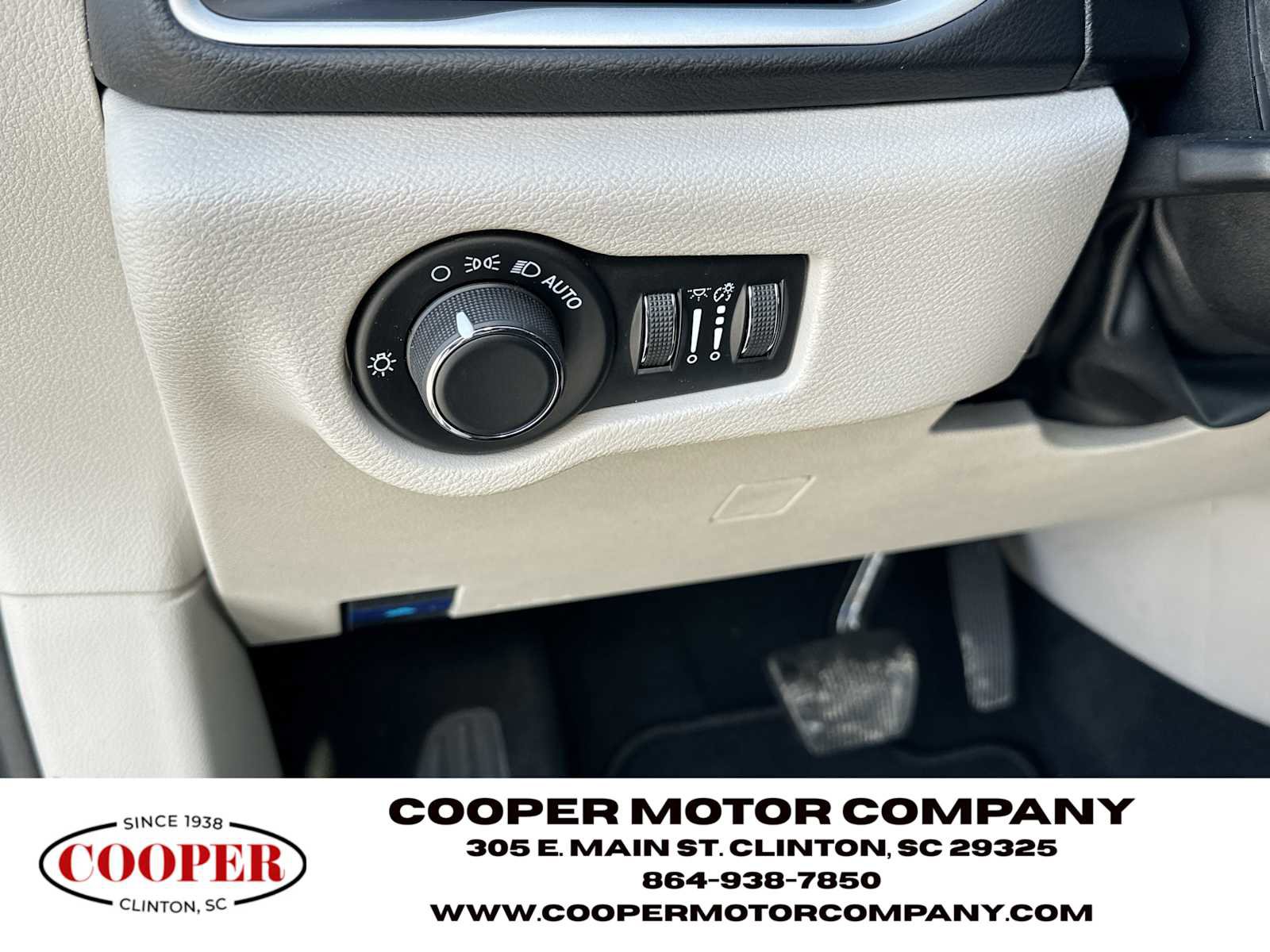 Used 2023 Chrysler Voyager LX image 28