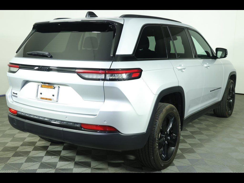 Used 2023 Jeep Grand Cherokee Altitude image 2