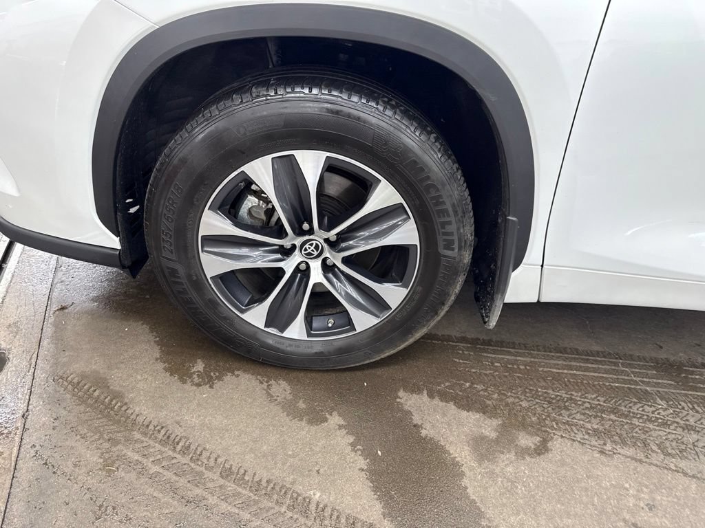 Used 2022 Toyota Highlander XLE AWD/4WD image 11