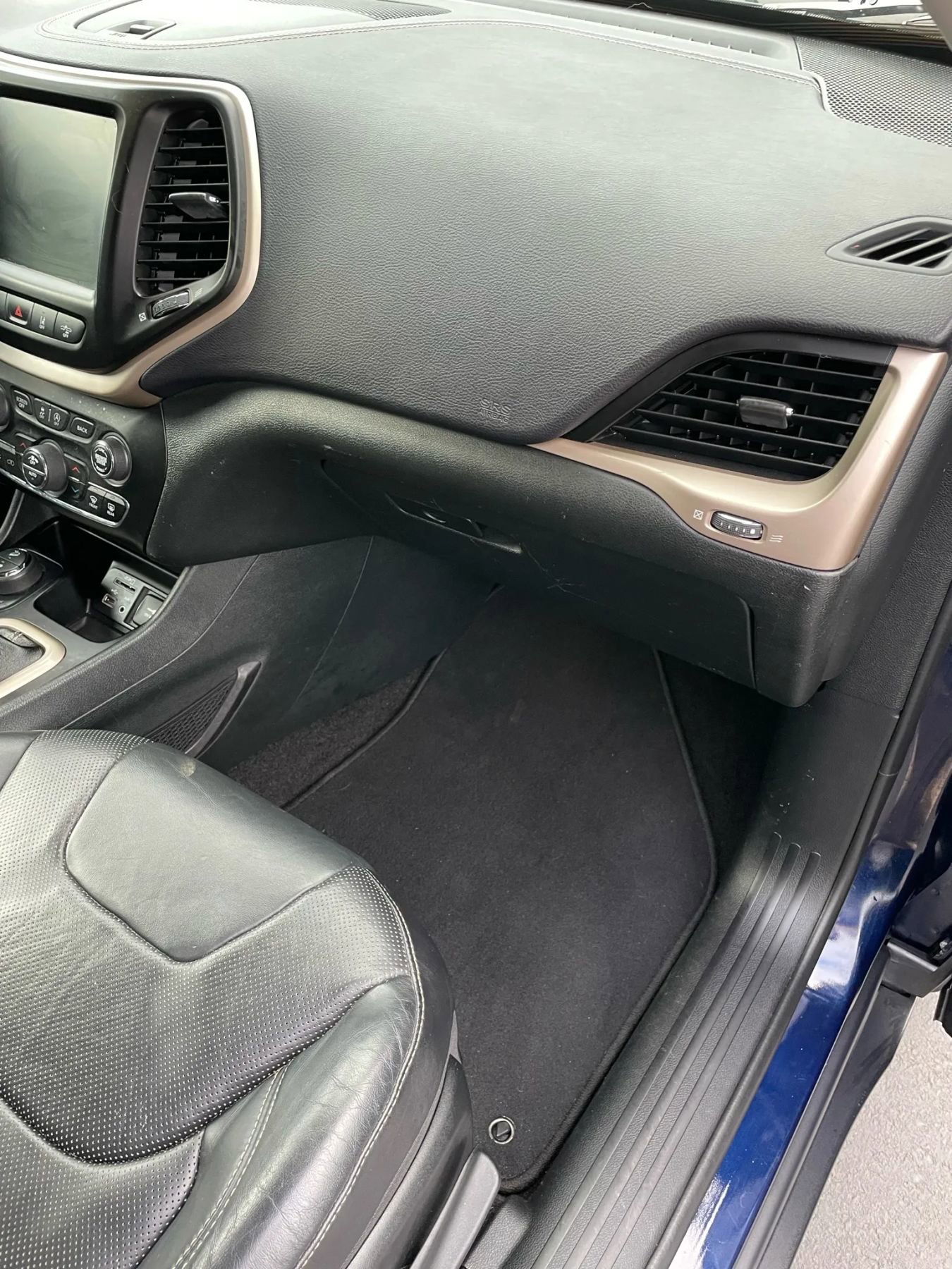 Used 2015 Jeep Cherokee Limited w/ Luxury Group image 31