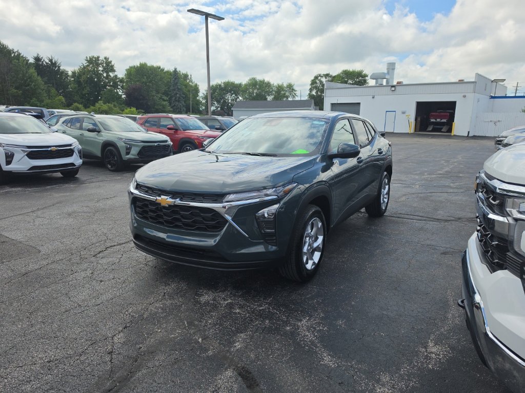 New 2026 Chevrolet Trax LS w/ LS Convenience Package FWD image 3