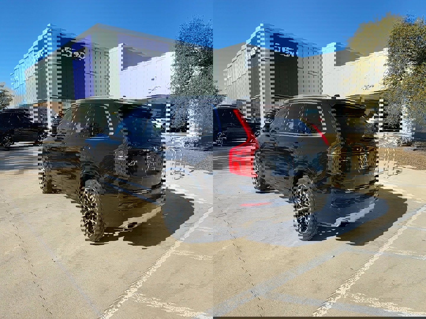 Used 2020 Volvo XC90 T6 Momentum w/ Advanced Package image 4