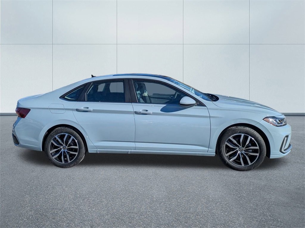 New 2026 Volkswagen Jetta SE image 2