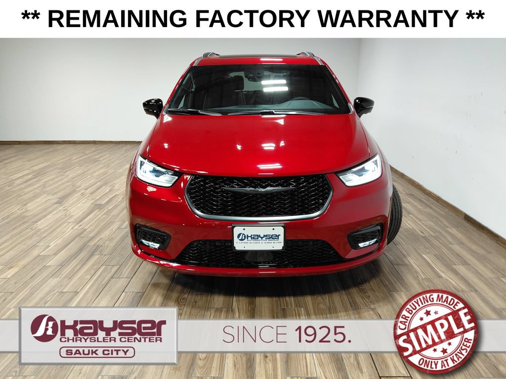 Used 2025 Chrysler Pacifica Limited w/ Uconnect Theater Family Group AWD/4WD image 3