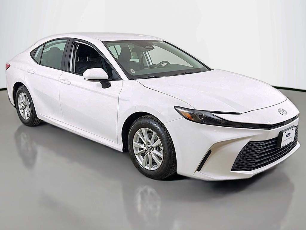 Used 2025 Toyota Camry LE image 2