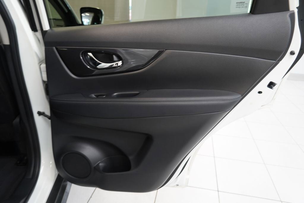 Used 2017 Nissan Rogue SV w/ SV Premium Package AWD/4WD image 26