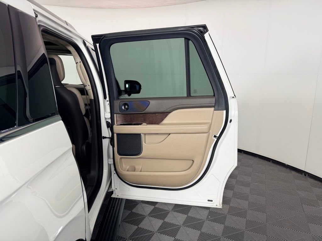 Used 2022 Lincoln Navigator L Reserve image 27