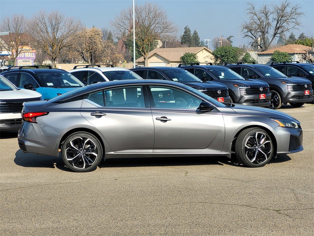 Used 2023 Nissan Altima 2.5 SR w/ SR Premium Package image 4