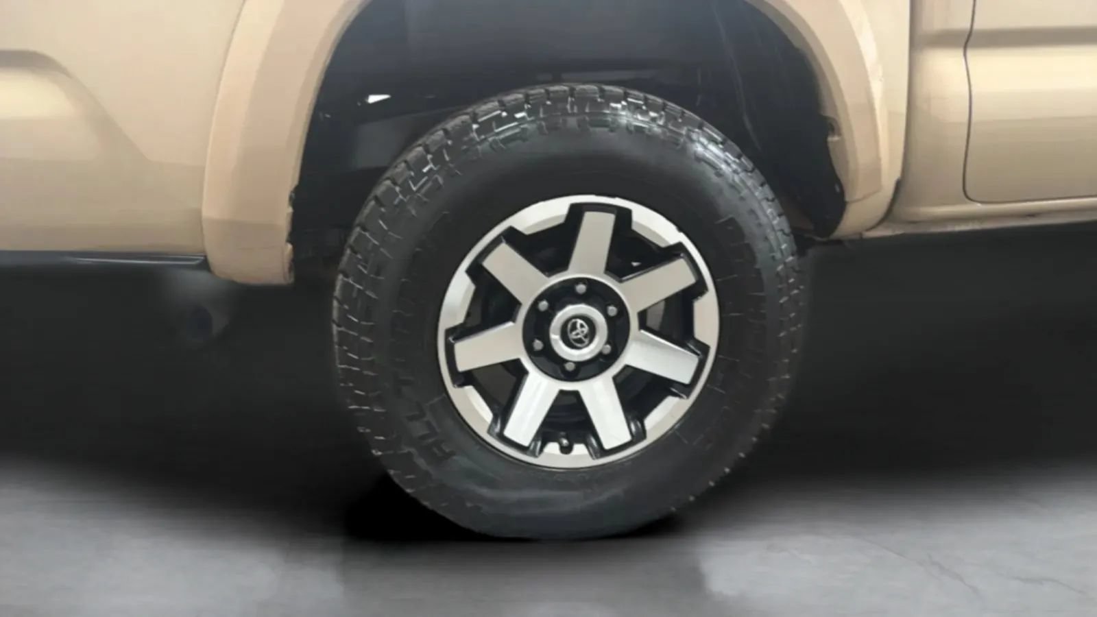 Used 2017 Toyota Tacoma Limited w/ Tow Package RWD image 28