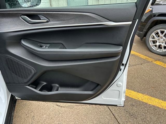New 2025 Jeep Grand Cherokee Limited image 22