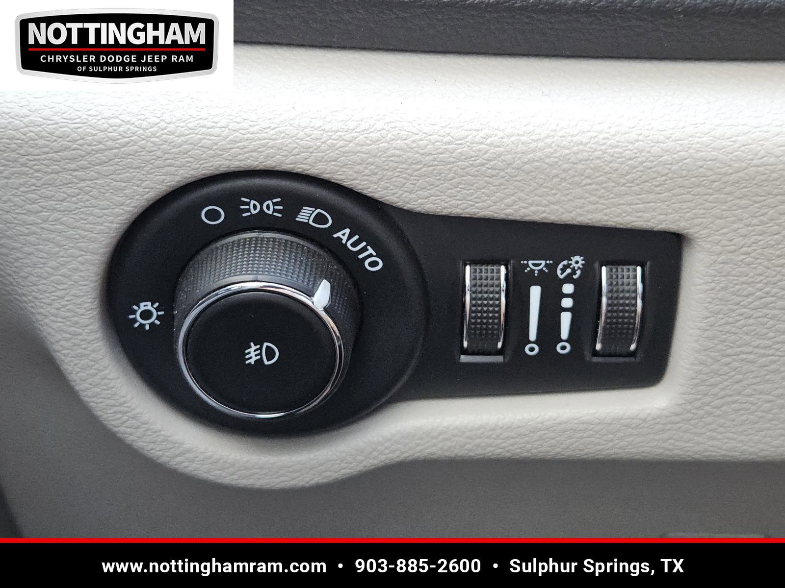 Used 2023 Chrysler Pacifica Touring-L image 16