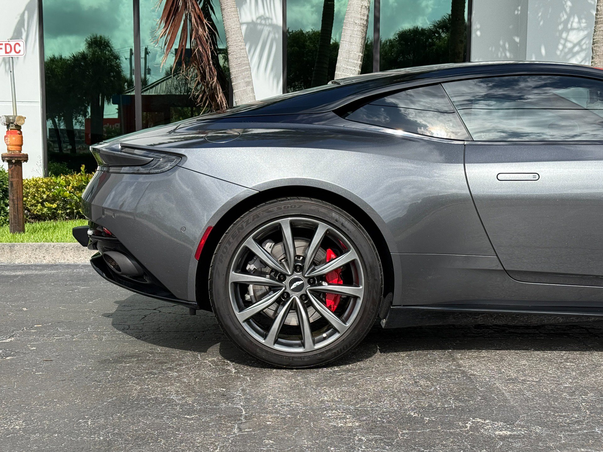 Used 2018 Aston Martin DB11 V12 RWD image 3