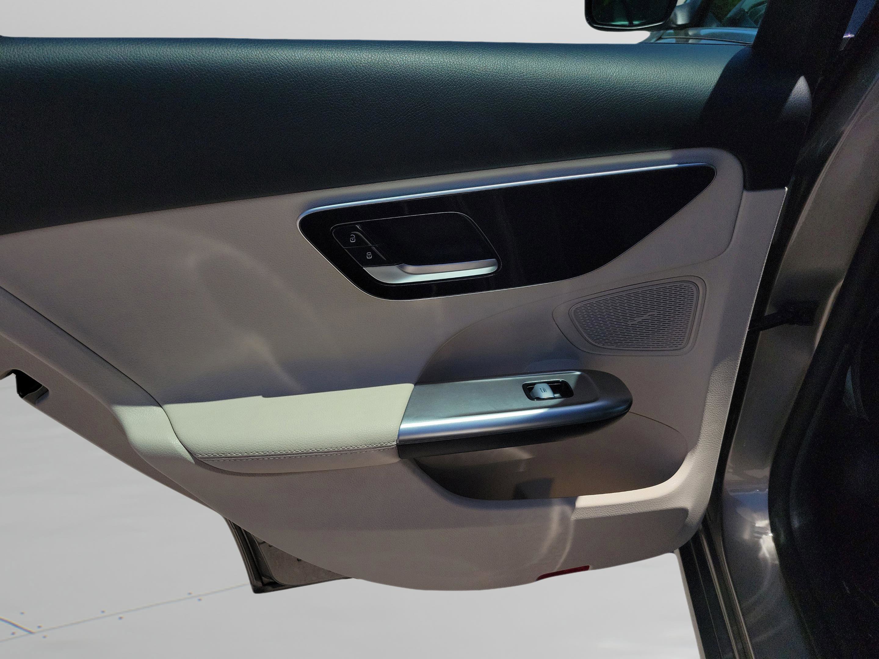 Used 2023 Mercedes-Benz C 300 Sedan image 7