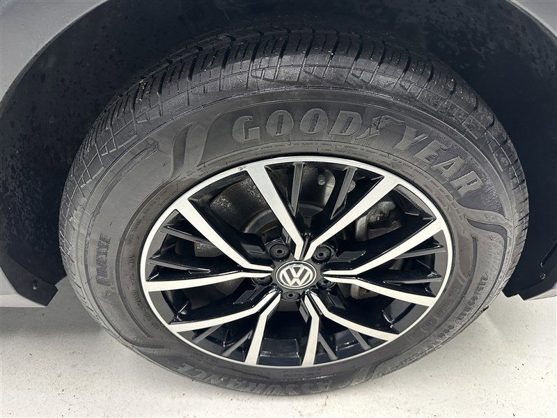 Used 2021 Volkswagen Tiguan SE w/ Panoramic Sunroof Package image 15
