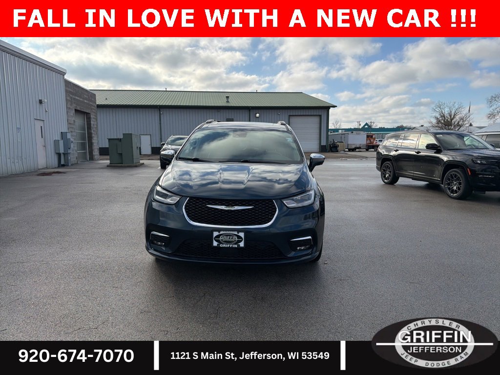 Used 2022 Chrysler Pacifica Limited image 3