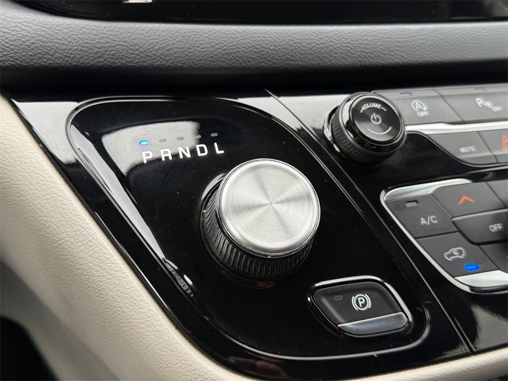 Used 2018 Chrysler Pacifica Touring-L image 18