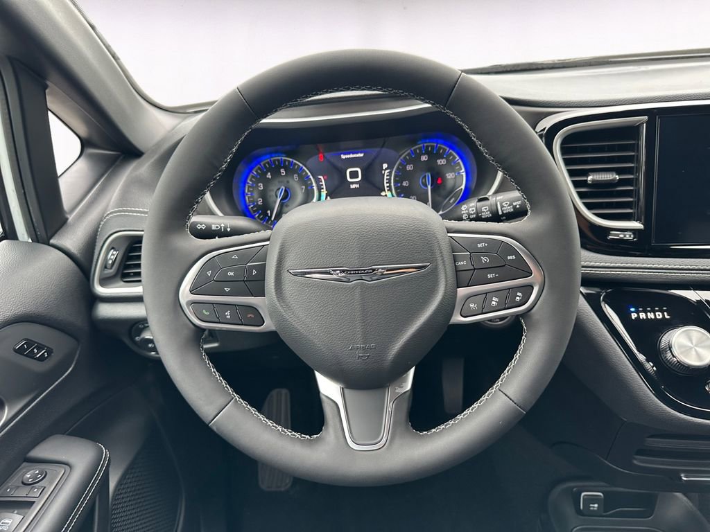 New 2026 Chrysler Pacifica Select image 12
