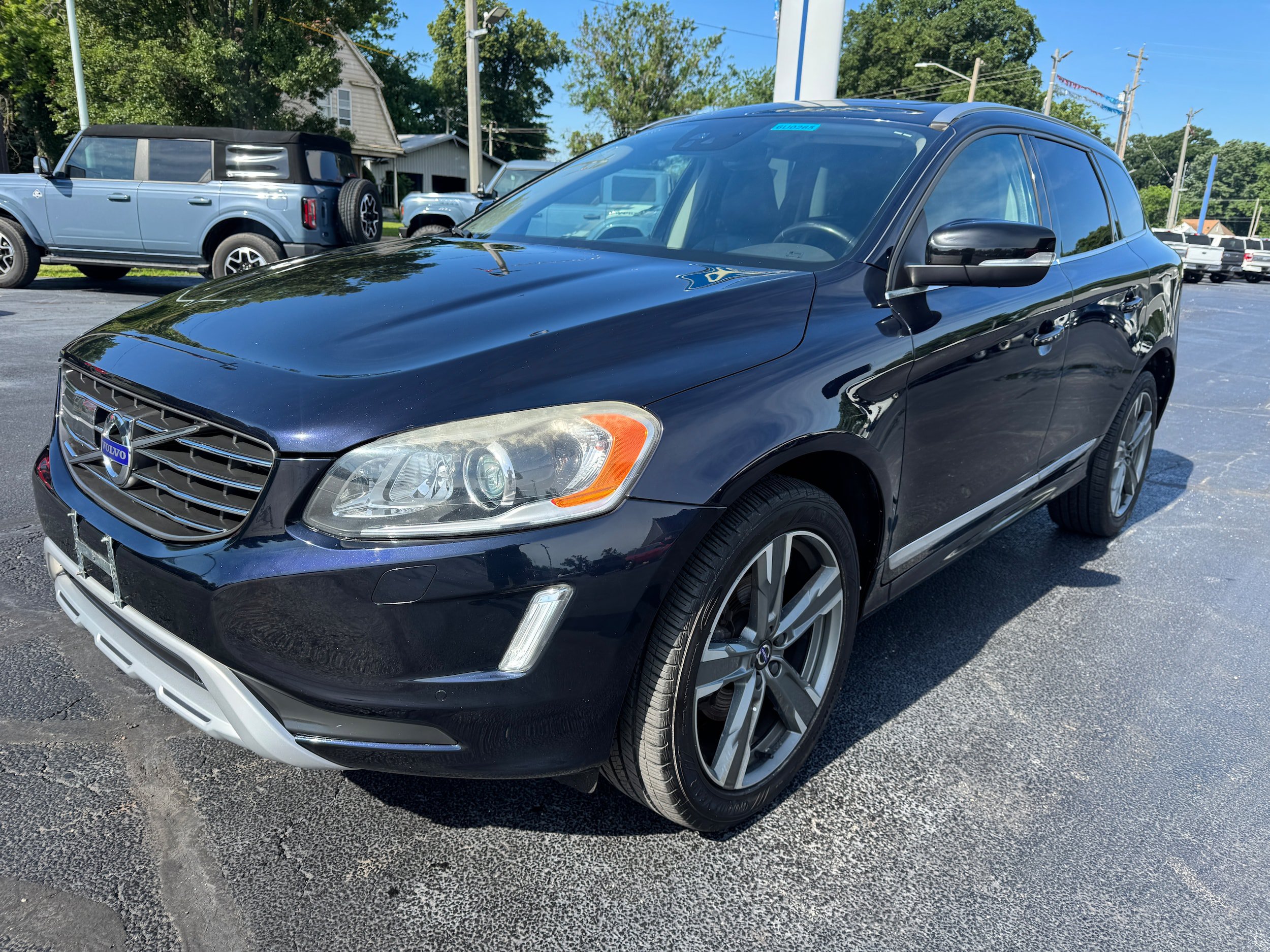 Used 2017 Volvo XC60 T6 Dynamic w/ Advanced Package AWD/4WD image 3