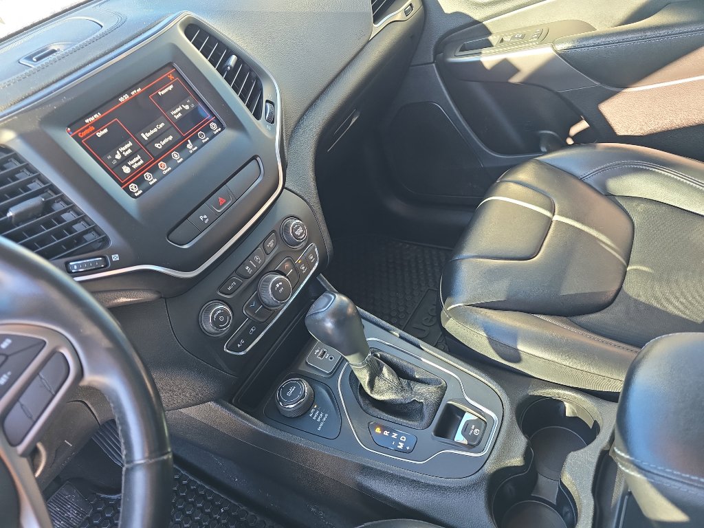 Used 2020 Jeep Cherokee Latitude Plus w/ Cold Weather Group image 18