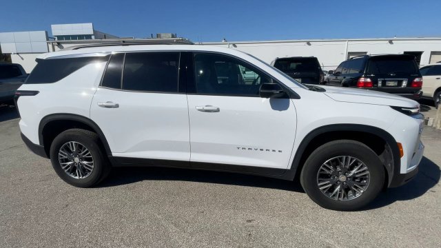 Used 2026 Chevrolet Traverse LT w/ Driver Confidence Package FWD image 3