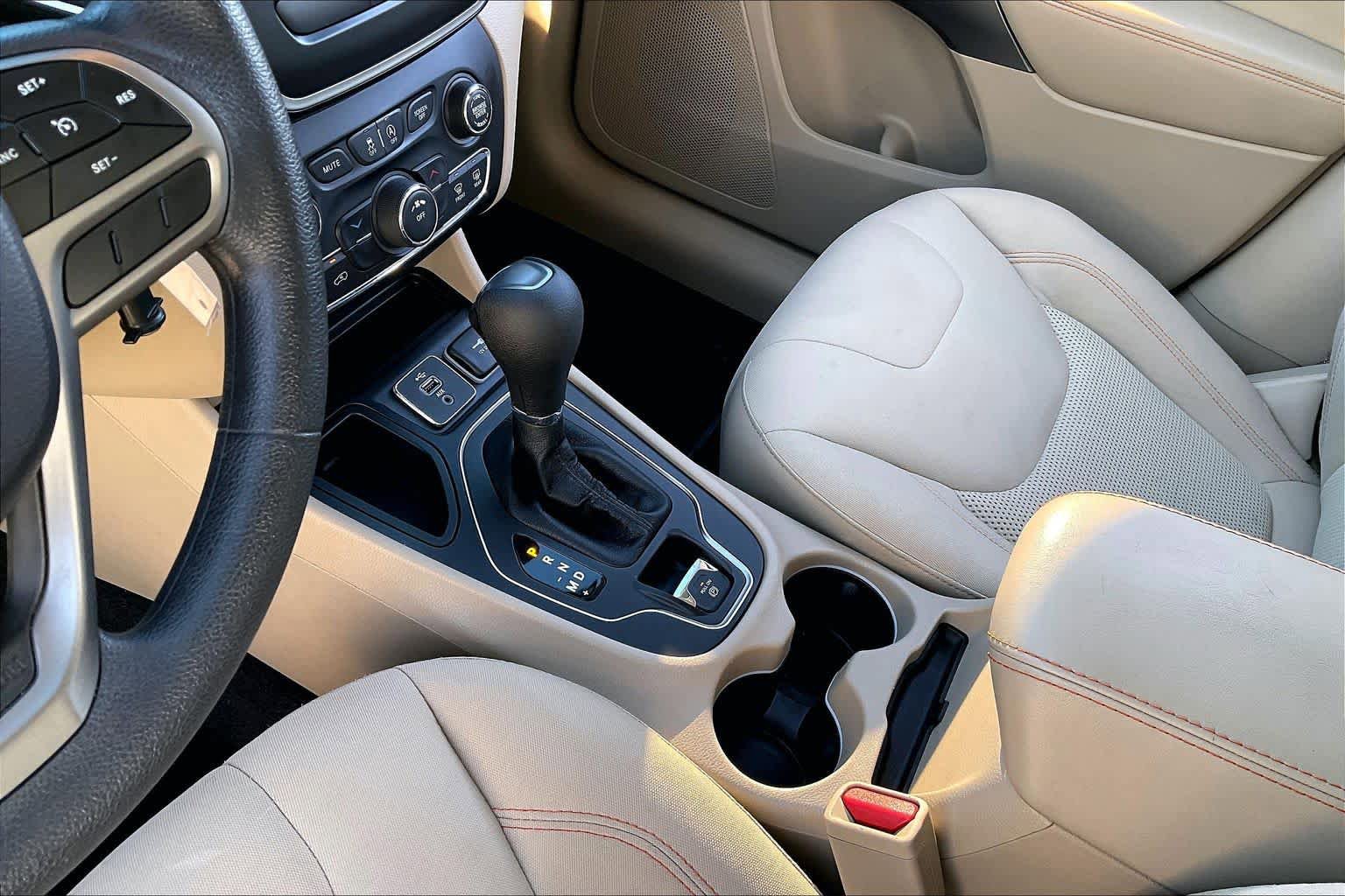 Used 2019 Jeep Cherokee Latitude w/ Popular Appearance Group image 15