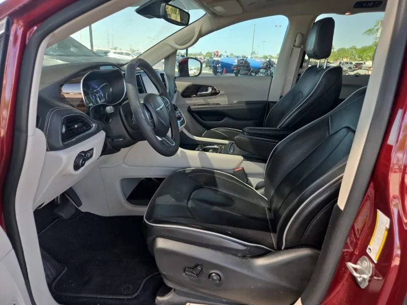 Used 2022 Chrysler Pacifica Limited AWD/4WD image 7