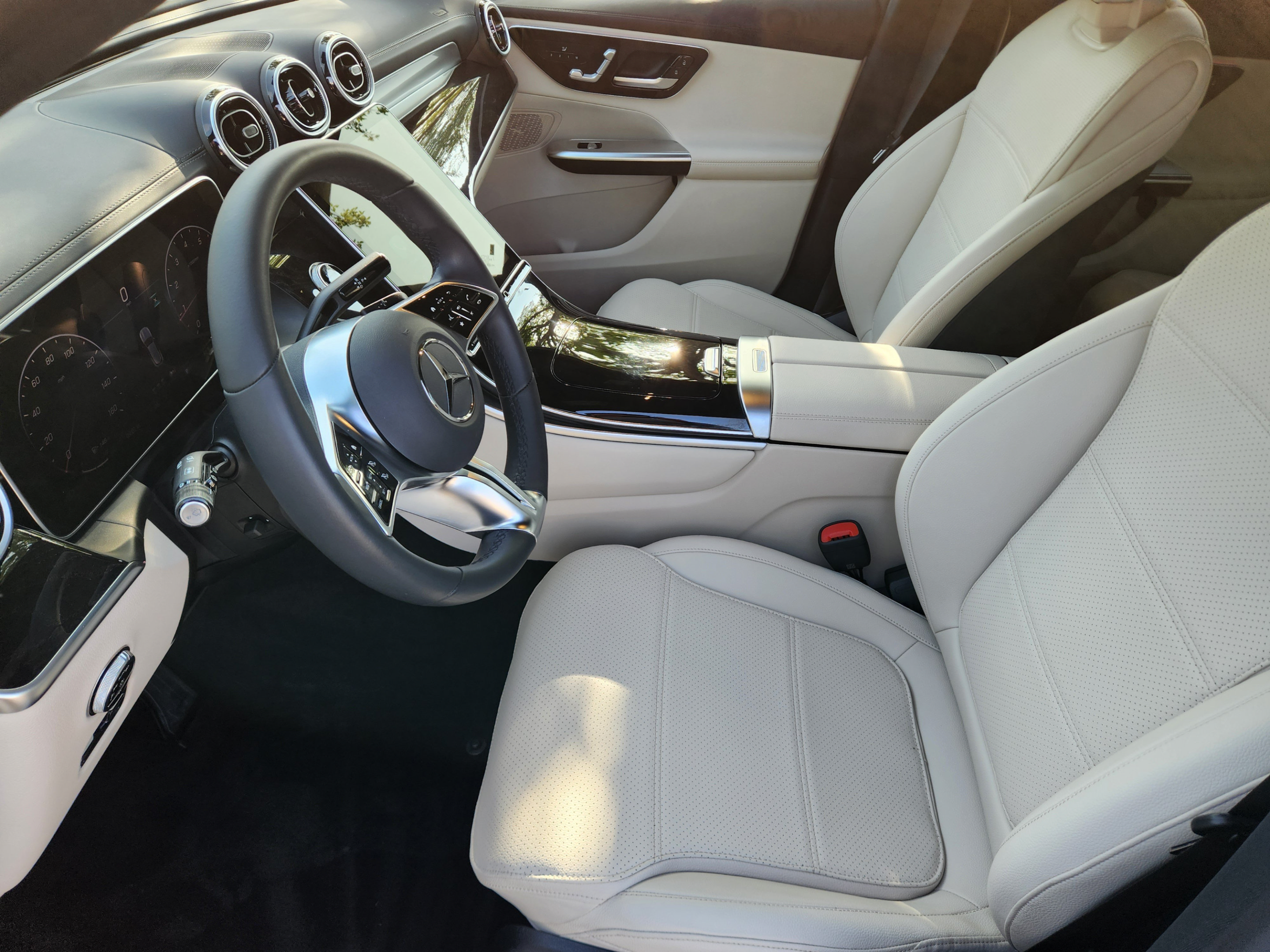 Used 2025 Mercedes-Benz GLC 300 image 5