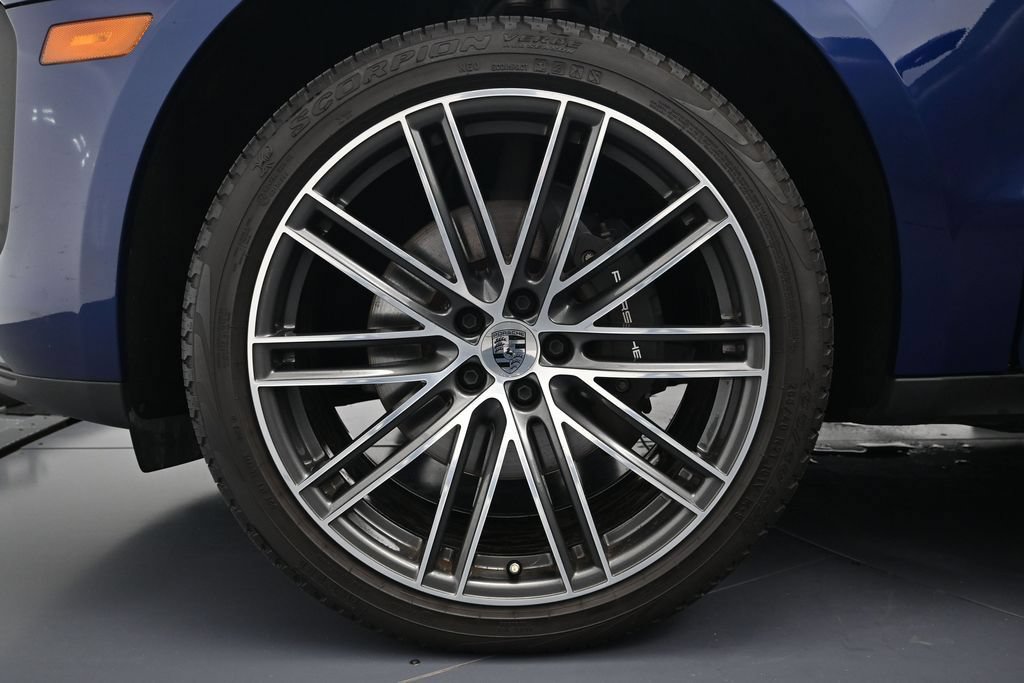 Certified 2024 Porsche Macan AWD/4WD image 29