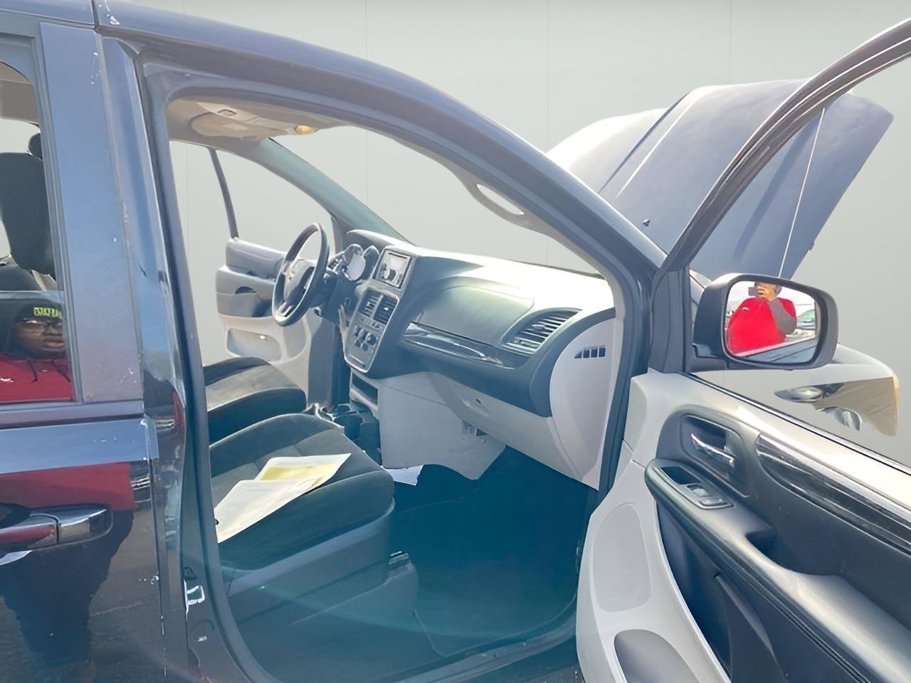 Used 2016 Dodge Grand Caravan SXT FWD image 43