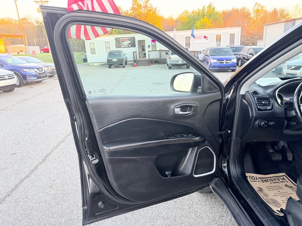 Used 2018 Jeep Compass Limited w/ Navigation Group AWD/4WD image 10