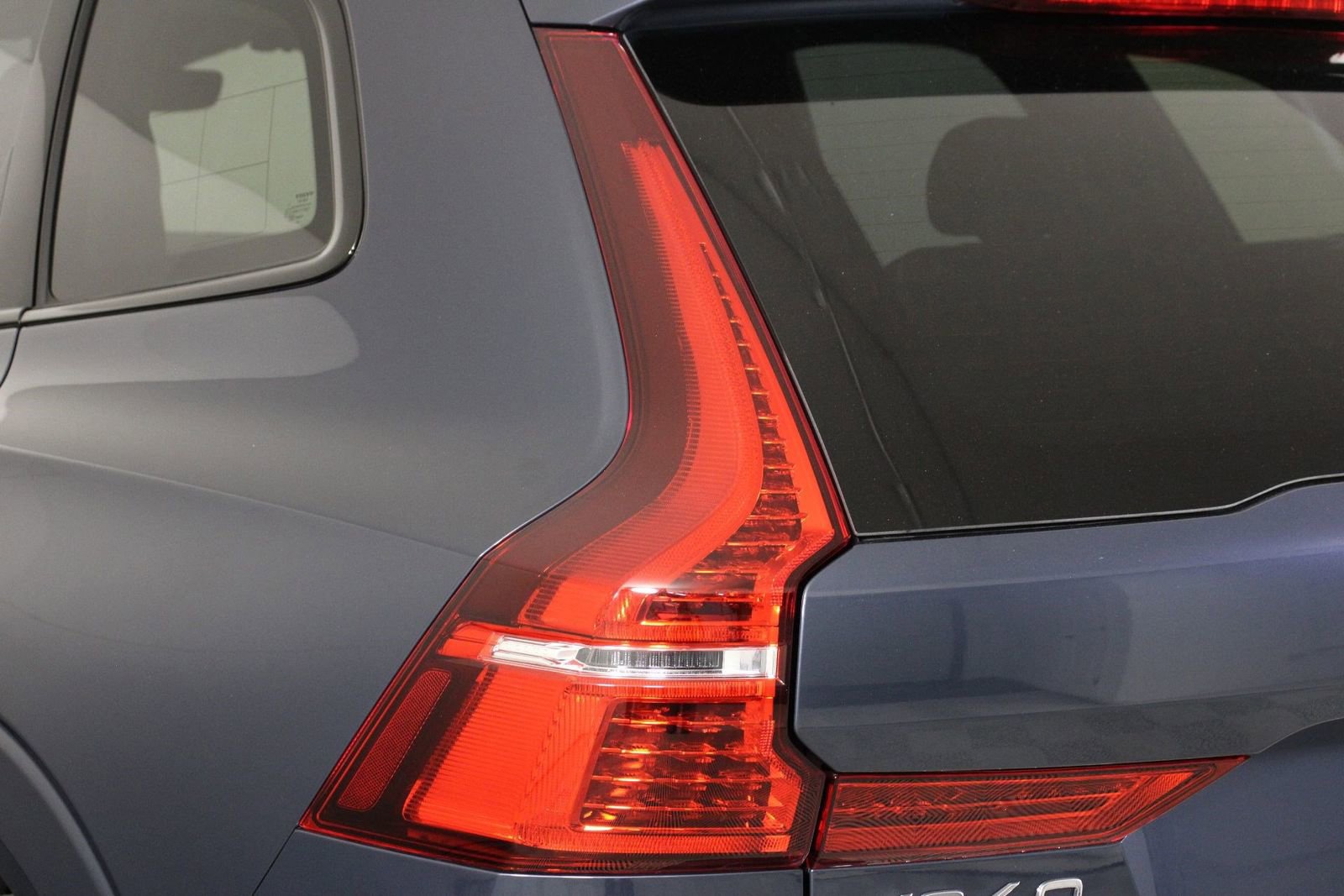 Certified 2025 Volvo XC60 T8 Plus w/ Protection Package Premier image 18