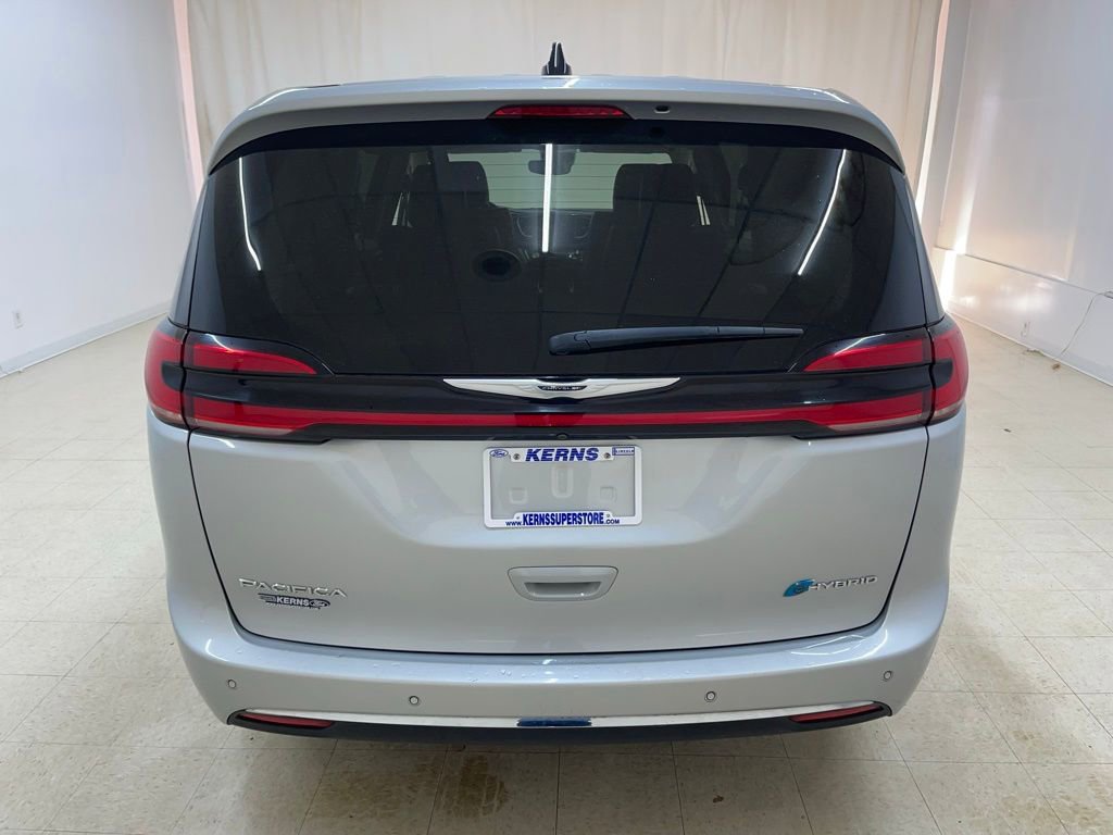 Used 2024 Chrysler Pacifica Select image 4