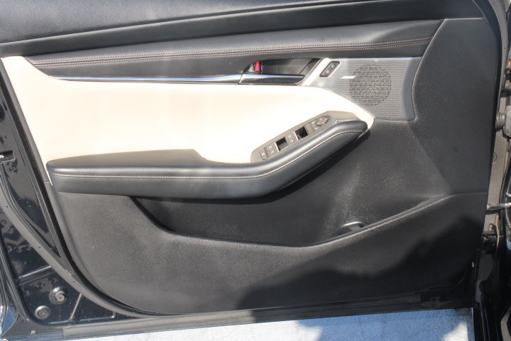Used 2019 MAZDA MAZDA3 Hatchback w/ Preferred Package FWD image 10