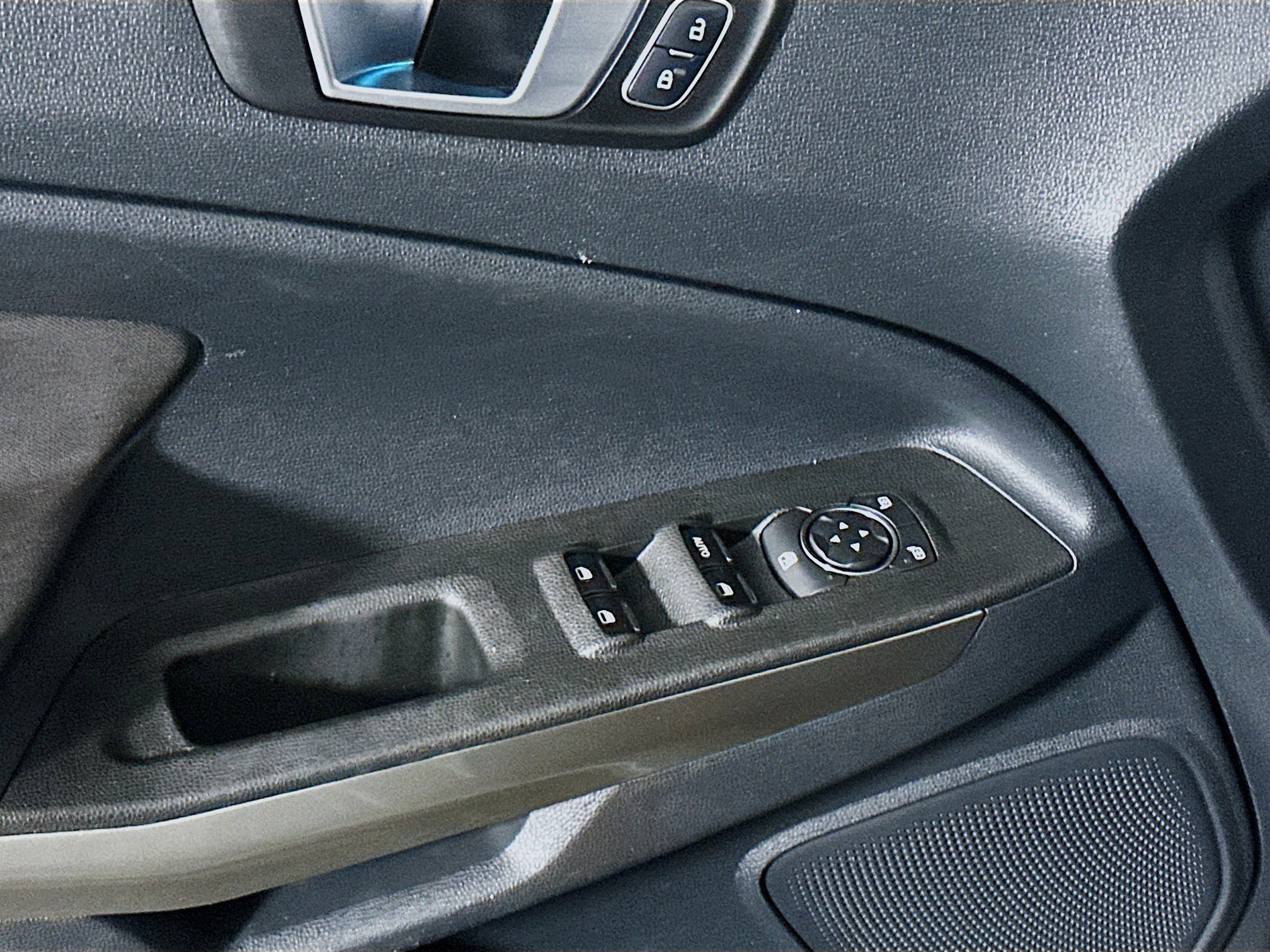 Used 2018 Ford EcoSport SE w/ SE Convenience Package image 15