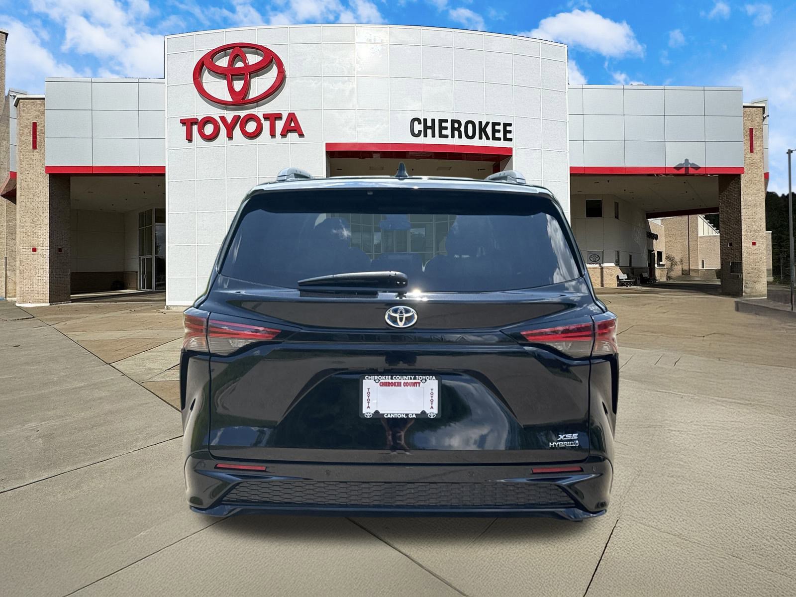 Used 2024 Toyota Sienna XSE w/ XSE Plus Package image 4