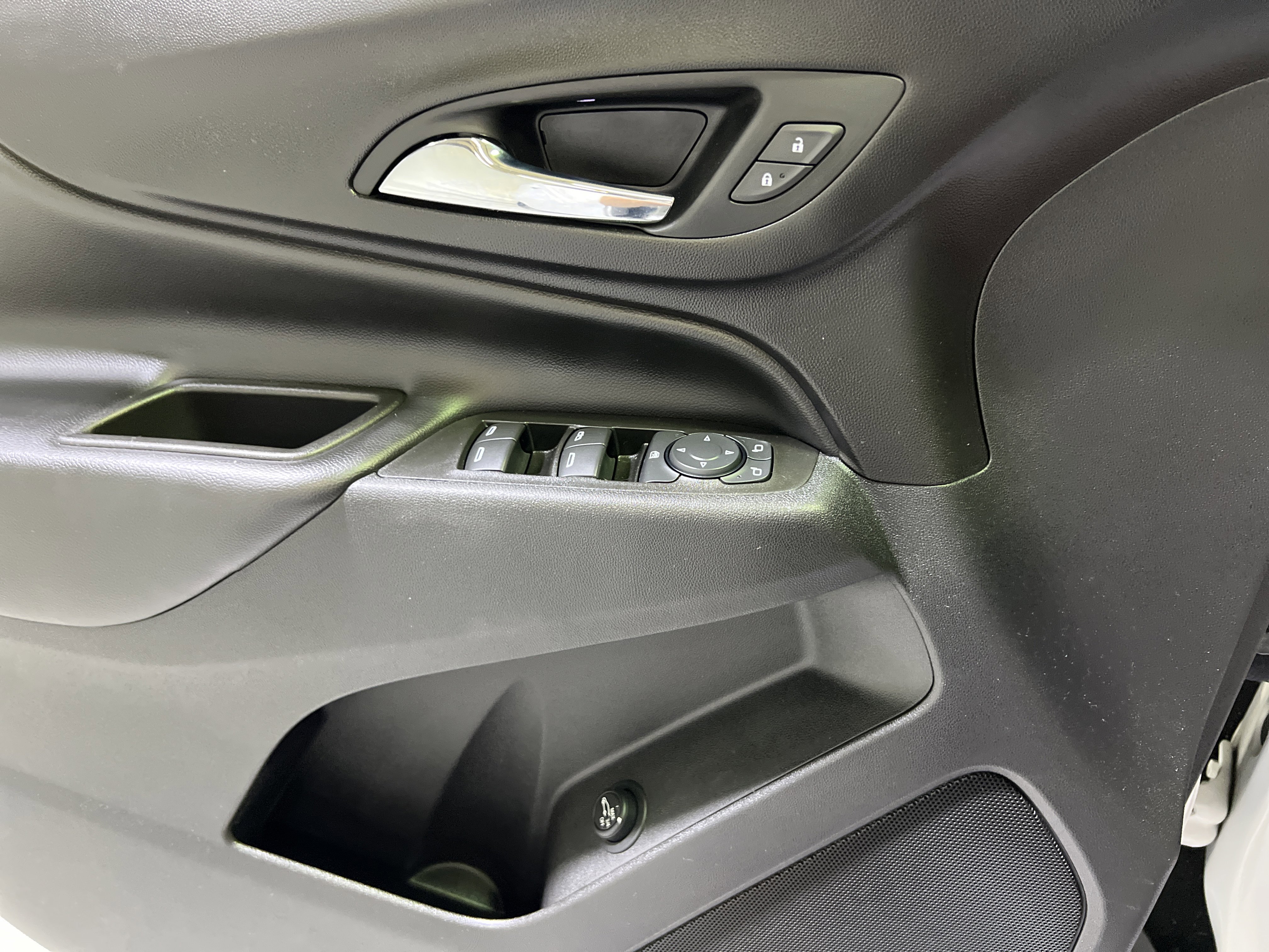 Used 2021 Chevrolet Equinox LT FWD image 24