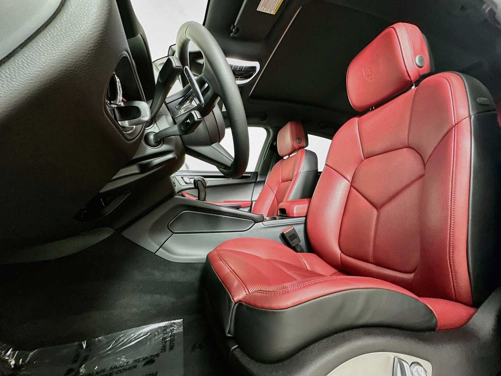 Certified 2026 Porsche Macan AWD/4WD image 5
