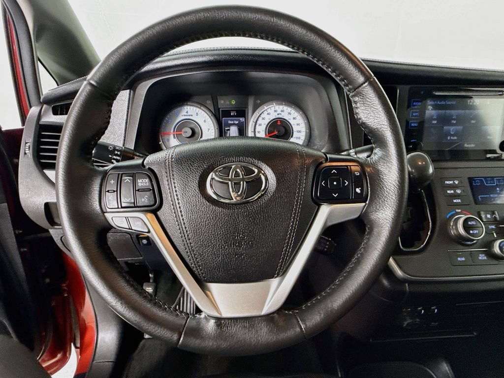 Certified 2017 Toyota Sienna SE Premium FWD image 13