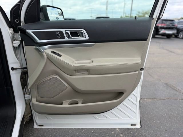 Used 2015 Ford Explorer XLT w/ Equipment Group 202B FWD image 11