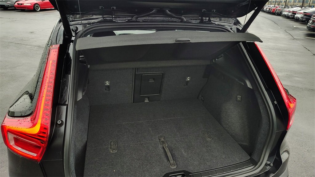 Used 2025 Volvo XC40 B5 Plus image 30