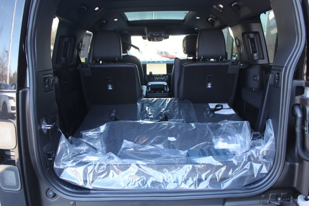 New 2026 Land Rover Defender 130 X-Dynamic SE image 20