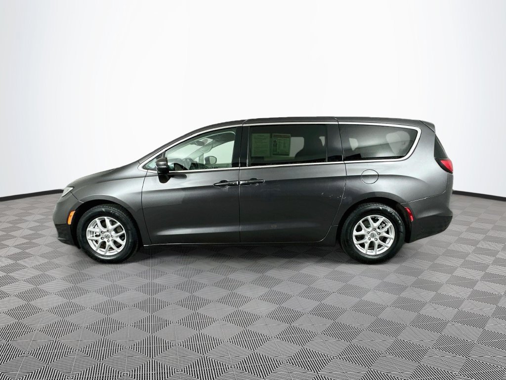 Certified 2023 Chrysler Pacifica Touring-L FWD image 6