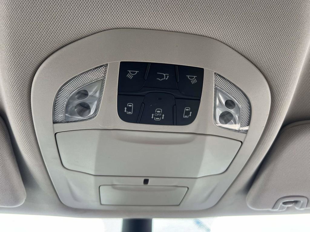 Used 2023 Chrysler Pacifica Touring-L image 32